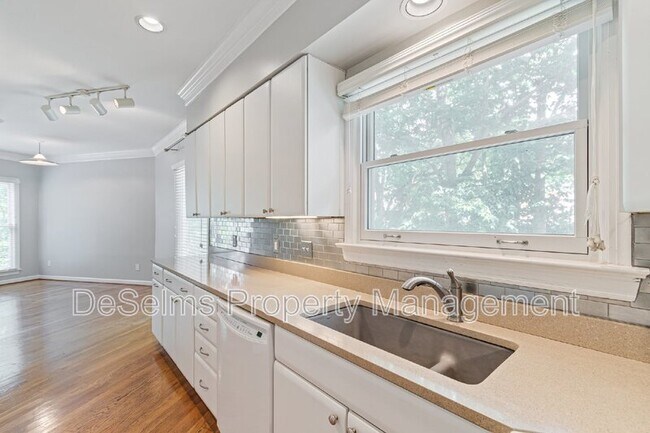 Building Photo - 3011 Woodlawn Dr