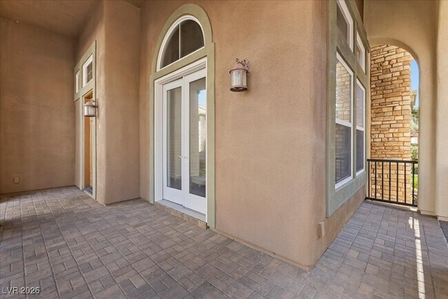 Building Photo - 2 Corte Belleza