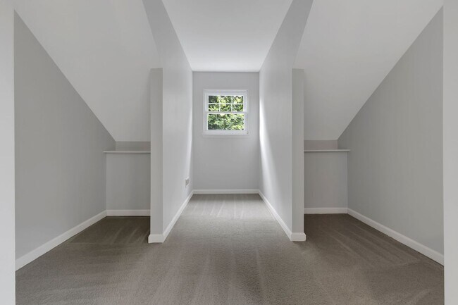 Building Photo - 5535 Thalman Dr