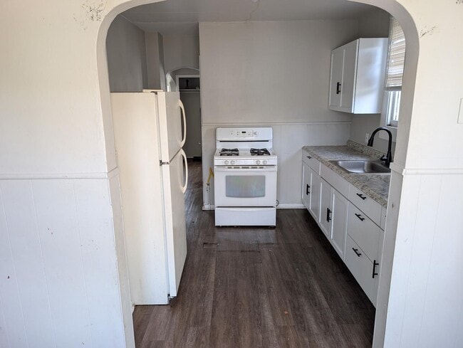 Building Photo - 194 Richter St