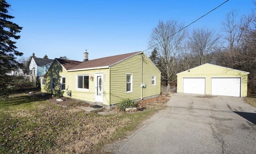 House view from driveway with 2-stall garage - 2811 3 Mile Rd NE