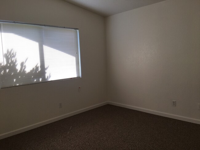 Building Photo - Rent special $1,125-1 BD UNIT IN TRIPLEX -...