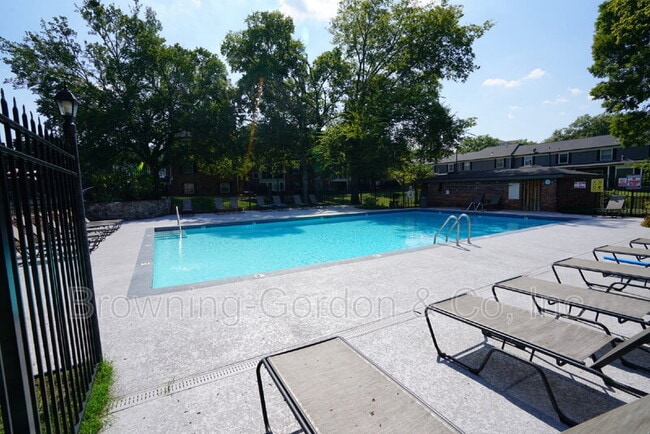 Building Photo - 5025 Hillsboro Pike