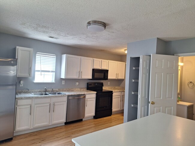 Building Photo - Wonderful Four Bedroom Home in Northeast C...