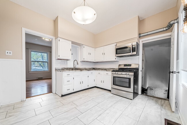 Building Photo - 1453 W 101st St