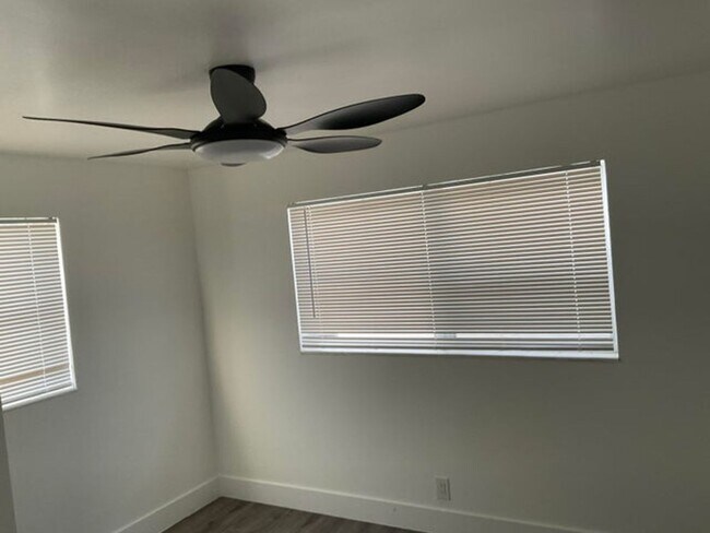 Building Photo - 5662 Parke Ave