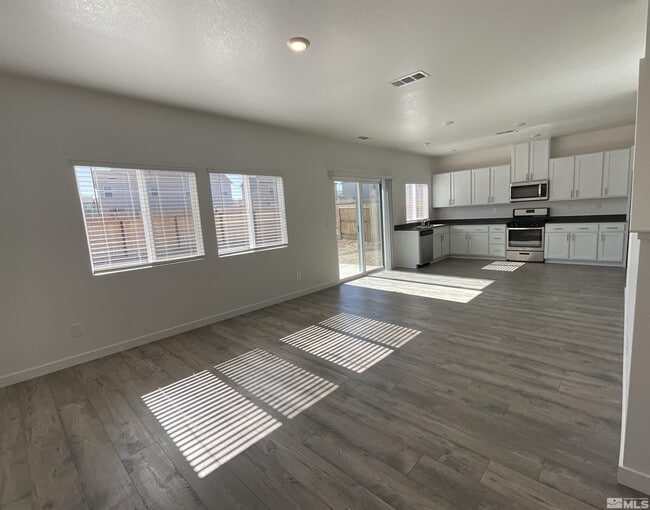 Building Photo - 450 Summer Triangle