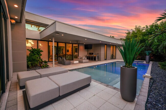 Building Photo - 4011 Bayview Dr