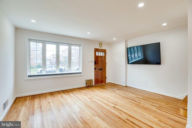 Building Photo - 5513 Chillum Pl NE