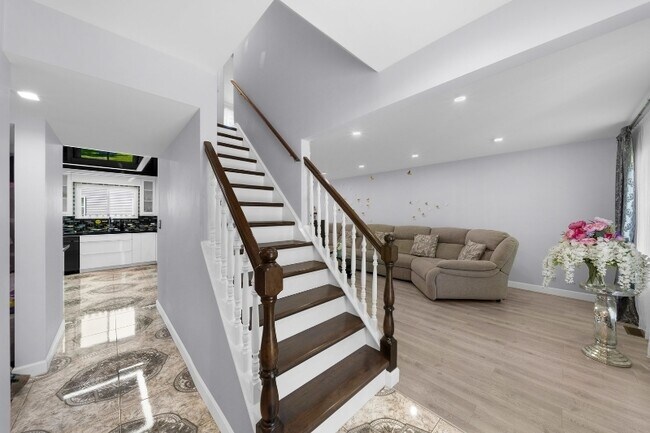 Building Photo - 264 N Southport Rd