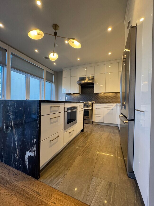 Building Photo - 16 Bright St