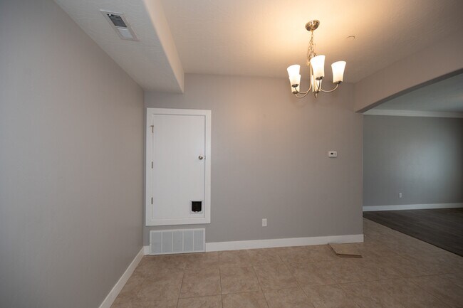 Building Photo - Main Floor Condo in Saratoga Springs!