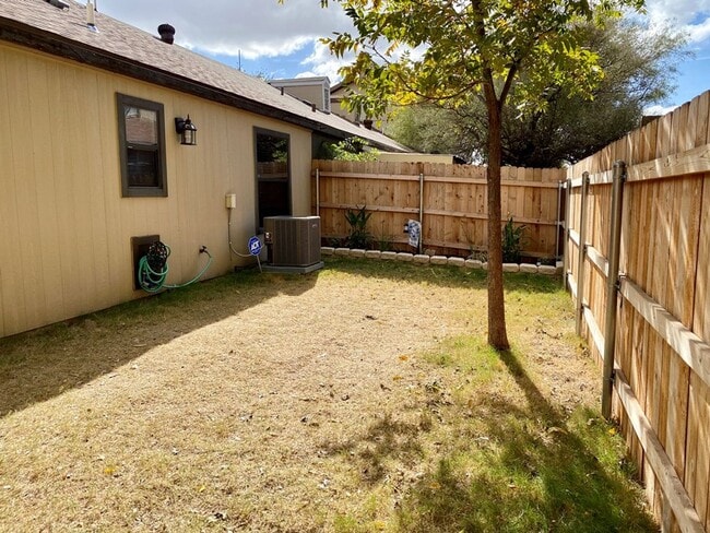 Building Photo - SPACIOUS 3 bedroom 2 bath Townhome COMING SOON!