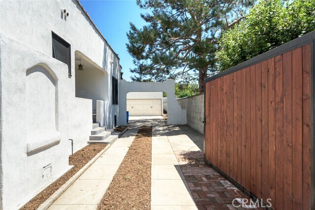 Building Photo - 5124 N Maywood Ave