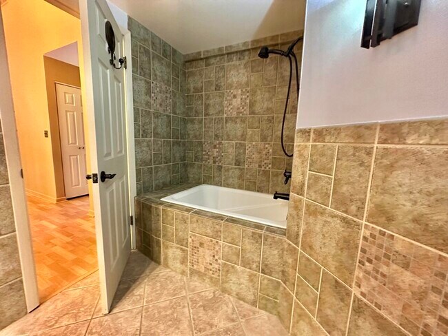 Building Photo - 12930 N Colony Dr