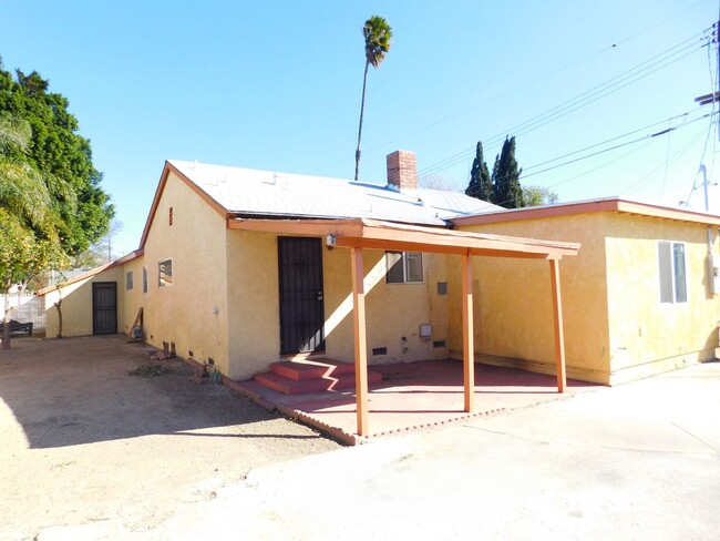 Building Photo - 4 bedroom, 2 baths in Sylmar (Garage inclu...