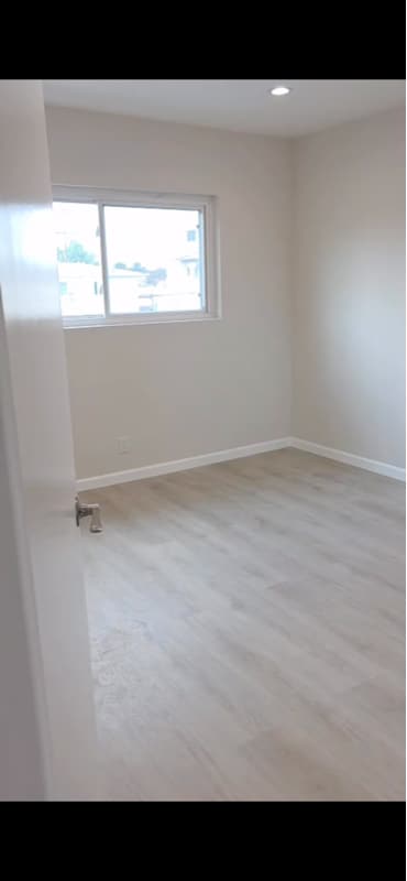 Building Photo - 1435 E Maple St