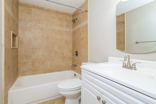 Building Photo - Beautiful Tri-Level Home!