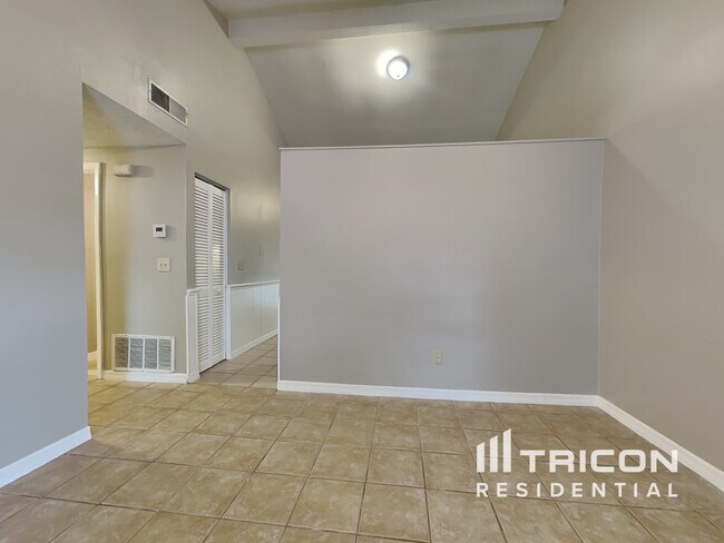 Building Photo - 16015 Splitlog Dr