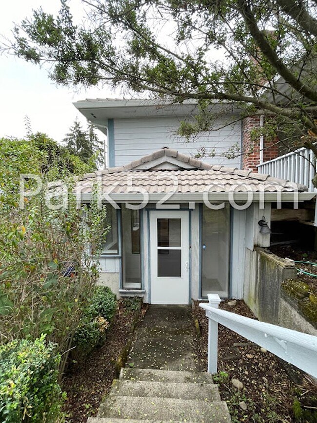 Building Photo - 9024-9024 Waverly Dr SW