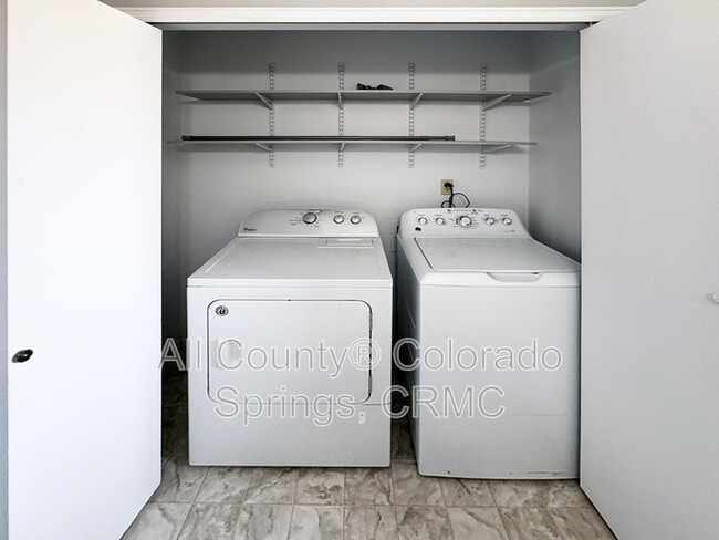 Building Photo - 6680 Parkridge Ct