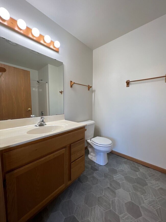 Building Photo - Large 2 Bedroom, 2 Bath apartment with 2 c...