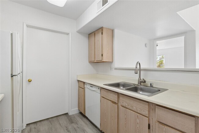 Building Photo - 7885 W Flamingo Rd