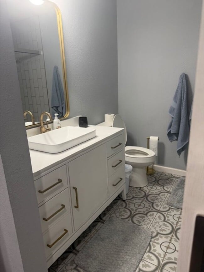 Building Photo - Beautiful 3/2 Avaliable April 20th