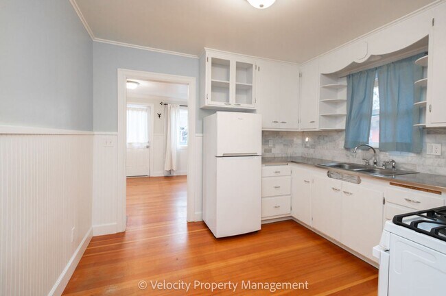 Building Photo - Charming Westside Cottage