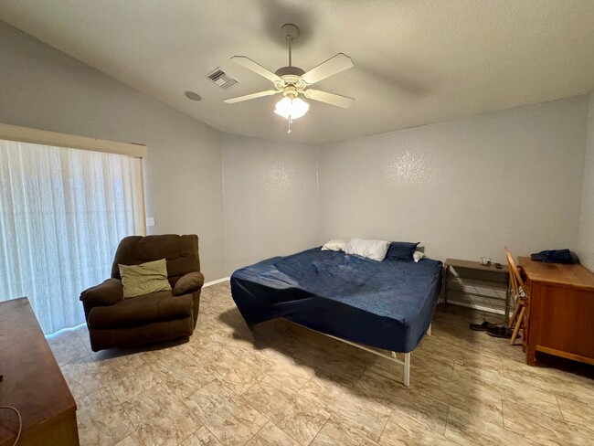 Building Photo - Don't miss this beutiful home with a  pool and mountain views