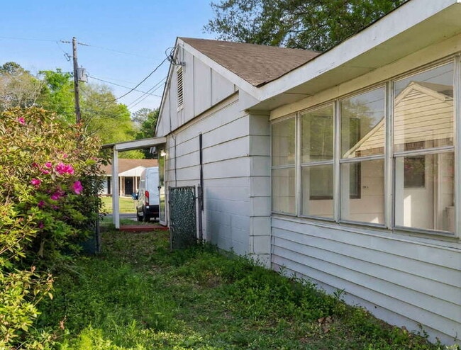 Building Photo - 1917 Watkins Dr