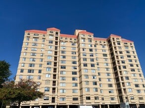 Building Photo - 1600 Park Cir