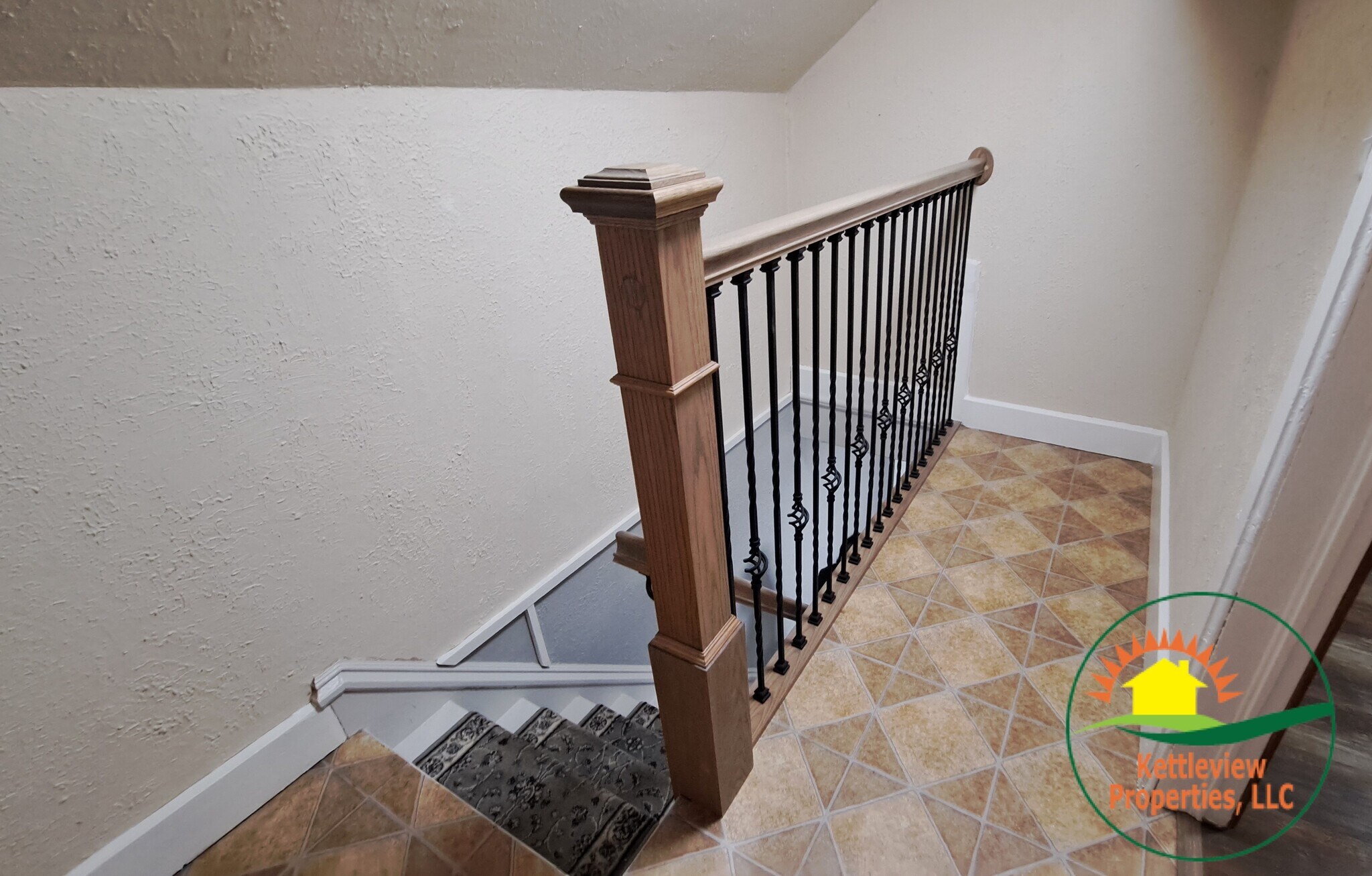 Upper Vestibule / Storage - 707 State Street