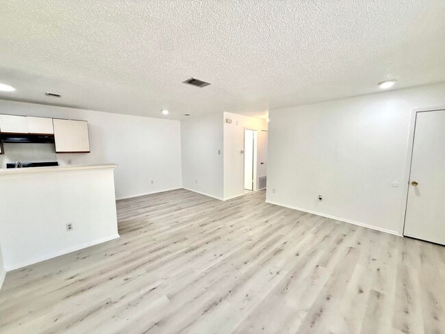 Building Photo - Duplex for Lease in Round Rock