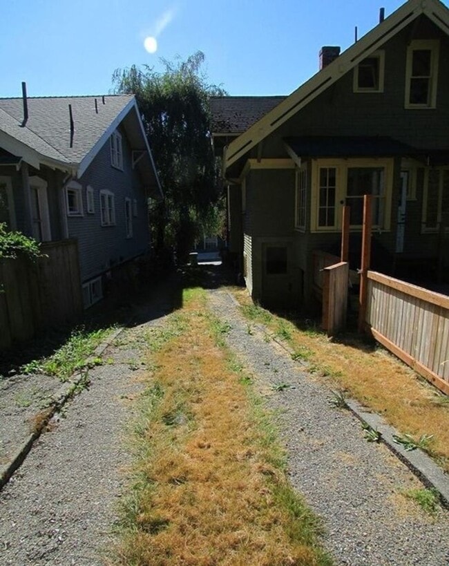 Building Photo - Beautiful 4-Bedroom Home in the Heart of Wallingford