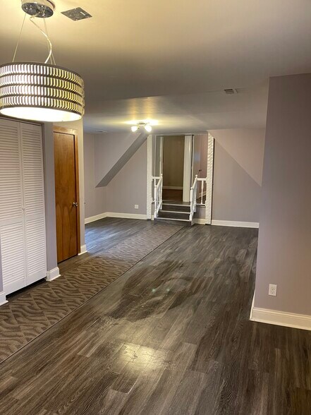 Building Photo - 2913 N Narragansett Ave