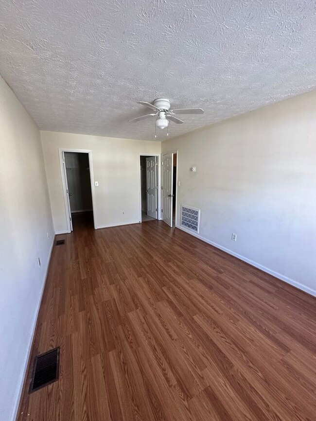 Building Photo - NOW READY! 1 bedroom 1 bath unit!