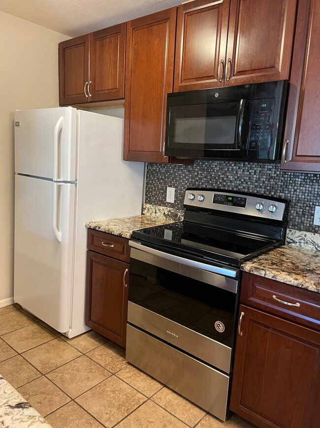 Building Photo - 8821 Manor Loop