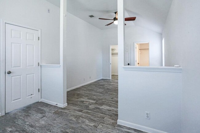 Building Photo - 215 Estate Dr