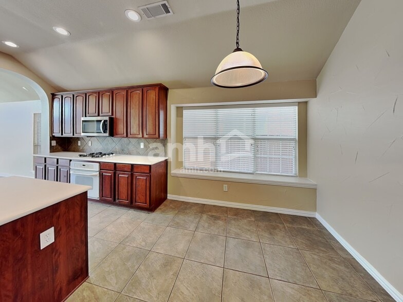 Building Photo - 1310 Golf Club Dr