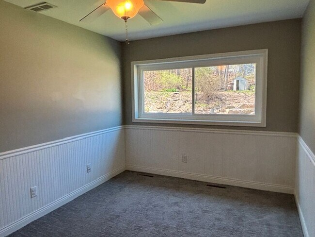 Building Photo - Available NOW! Gorgeous 3BR/2 BA Unit in Hastings!