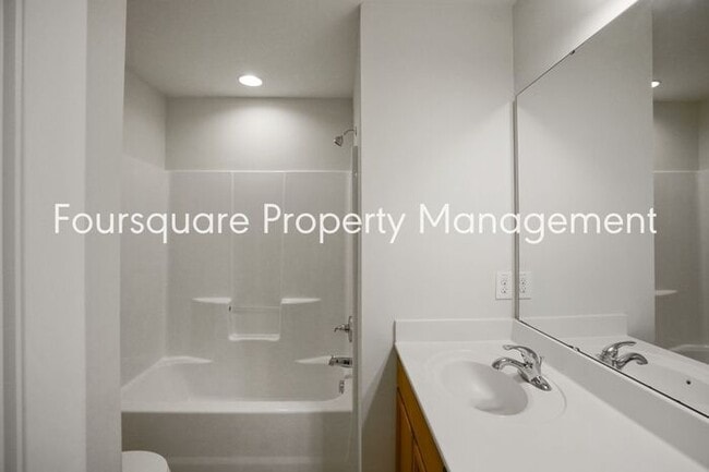Building Photo - Townhome | Washer/ Dryer Included | Back P...