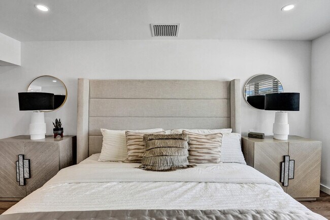 Building Photo - 5501 NE 18th Terrace