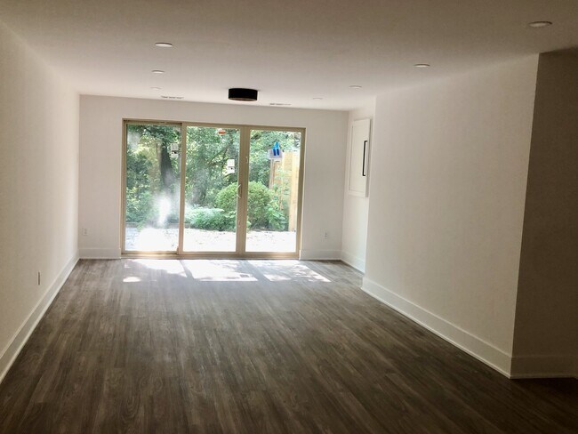 Building Photo - 2867 Charing Rd