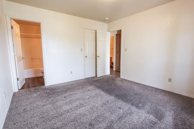Building Photo - 8460 E Lakeshore Dr