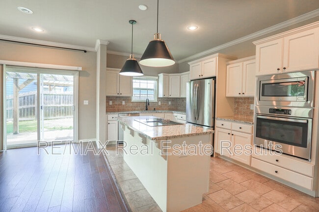 Building Photo - 626 N Tennyson Ln