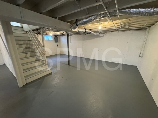 Building Photo - 216 Nancy Dr NW