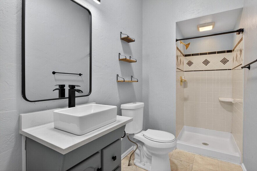 Building Photo - 2419 Tremont Pl