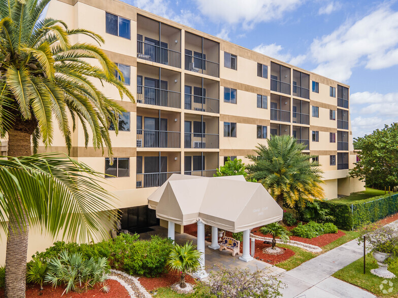 Building Photo - Grand Court Lakes