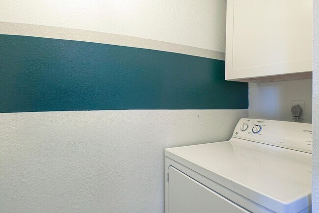 Building Photo - 1-bedroom apartment in pristine condition,...